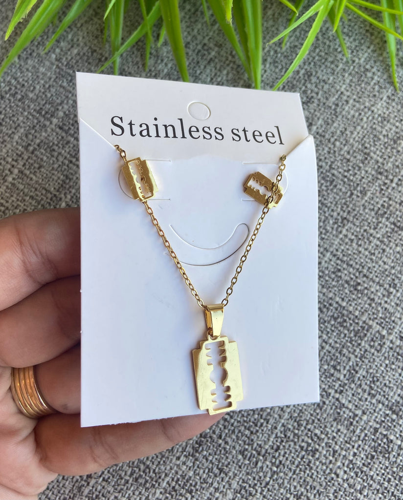 نص طقم  stainless steel ستانلس حلق و سلسلة شكل موس لون دهبي السعر ٣٠