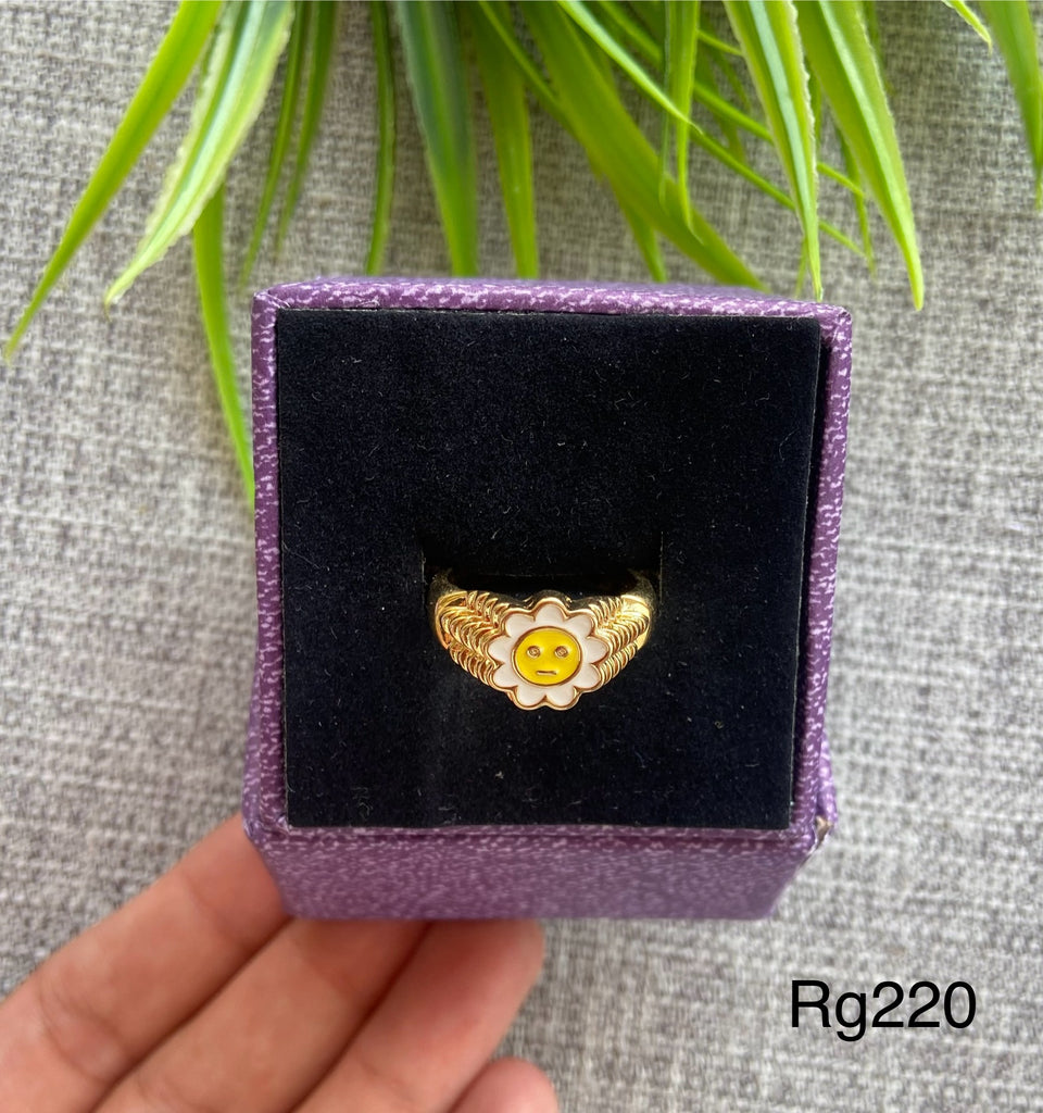 خاتم free size مش بيغيير لون معاه علبة هدايا السعر ٤٠  (rg220)