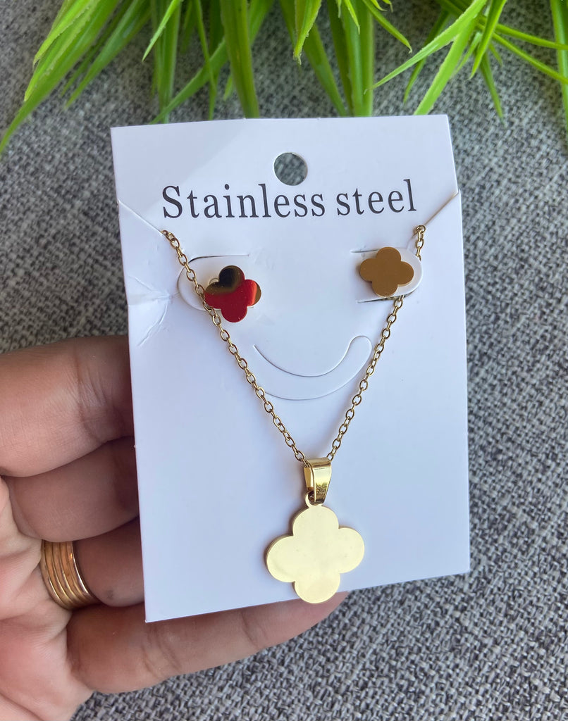 نص طقم  stainless steel ستانلس حلق و سلسلة شكل فان كليف لون دهبي السعر ٣٠