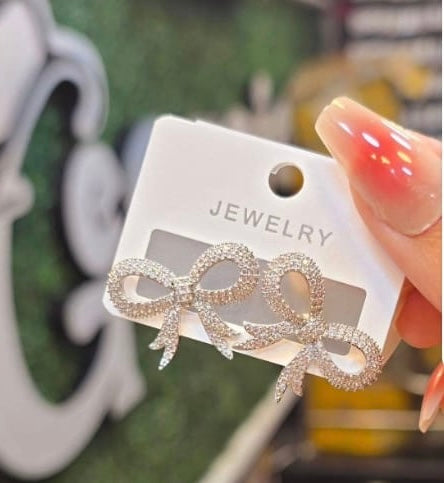 حلق بلاتين فصوص زيركون 💎💖
السعر ١٠٠ فيونكة سيلفر