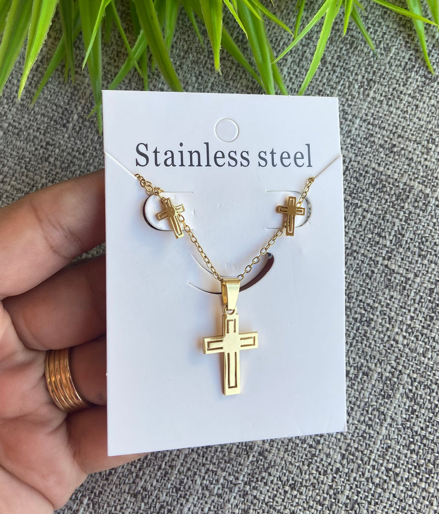 نص طقم  stainless steel ستانلس حلق و سلسلة شكل صليب مفرغ لون دهبي السعر ٣٠