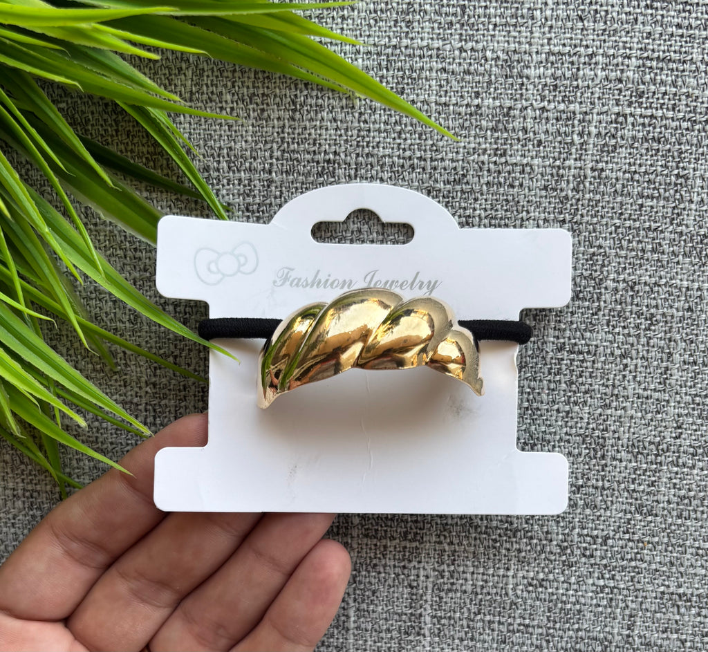 توكة معدن استك شكل بيضاوي مضلع لون دهبي السعر ٢٠