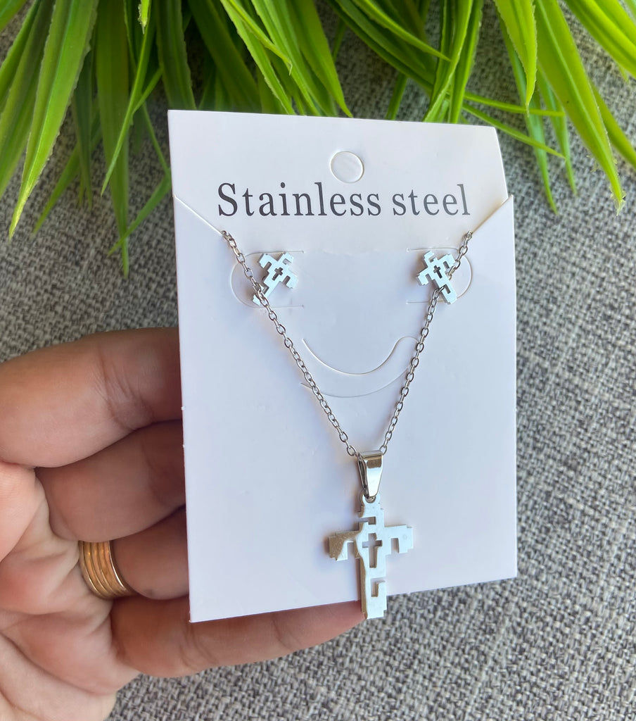 نص طقم  stainless steel ستانلس حلق و سلسلة شكل صليب مفرغ صليب لون سيلفر السعر ٣٠