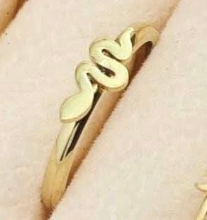 خاتم ستانليستيل سمبل❤️🥀
مقاس ١٧ 
السعر ٢٥