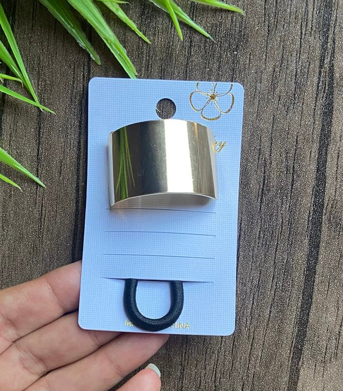 توكة معدن استك شكل مربع لون دهبي السعر ٢٠