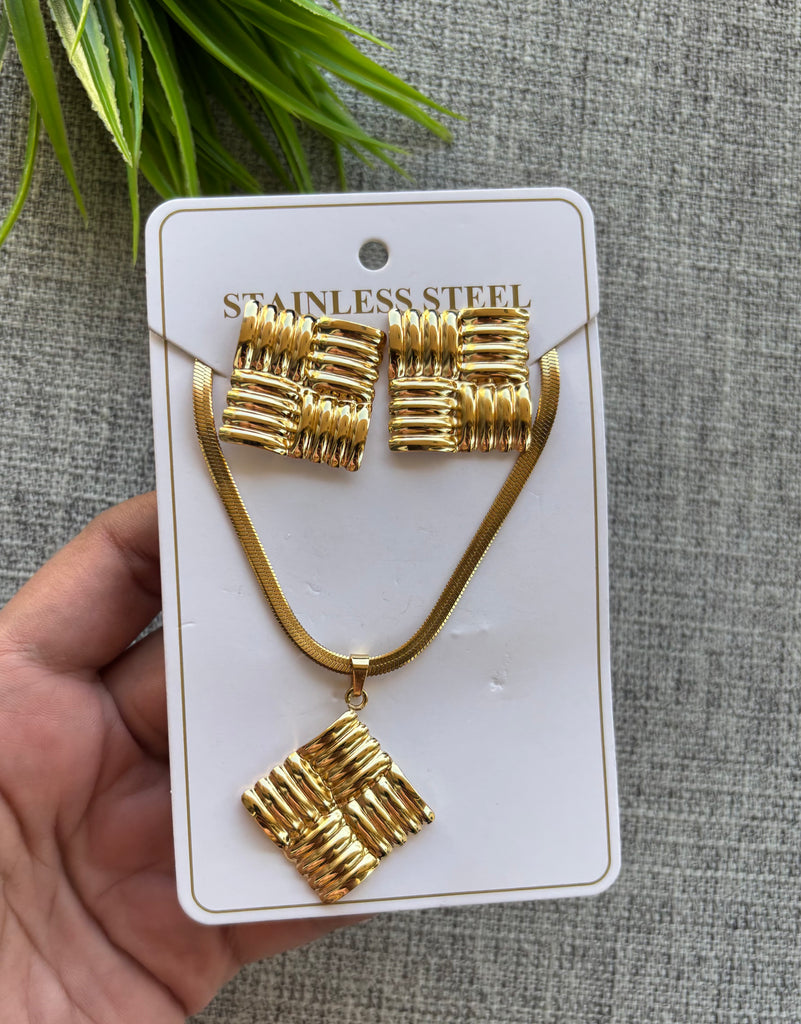 نص طقم ستانليستيل stainless steel 🔥🔥🔥
حلق + سلسلة ضهر حية

السعر ٨٠ 🔥
