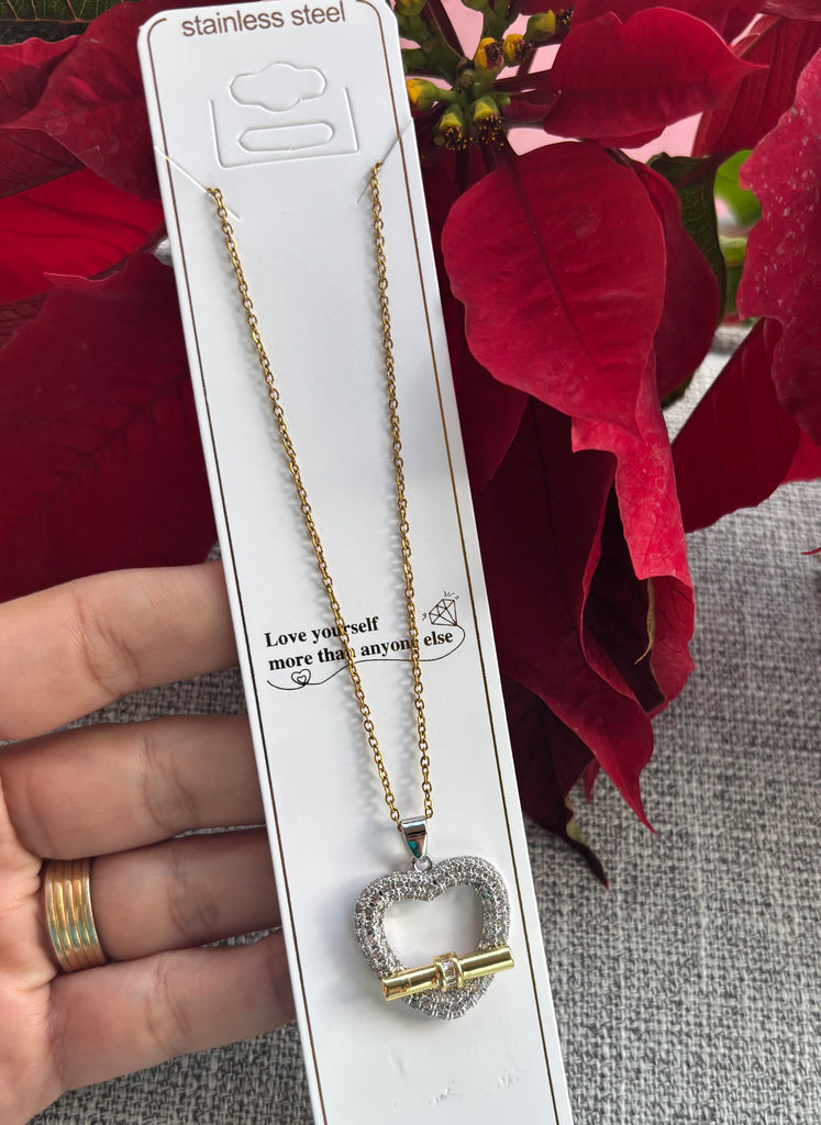 سلسلة stainless steel و دلاية gold plated السعر ٧٥ قلب فصوص