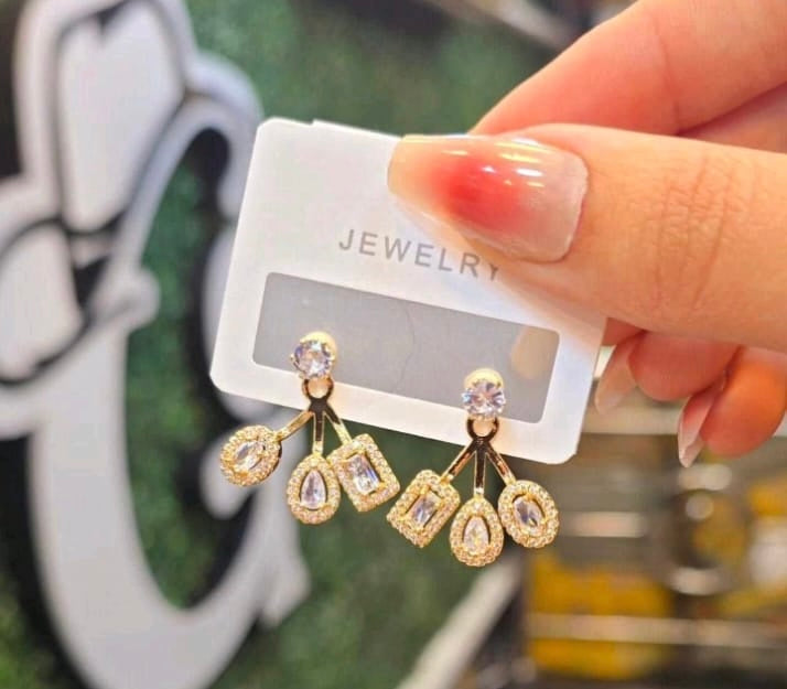 حلق بلاتين فصوص زيركون 💎💖
السعر ١٠٠