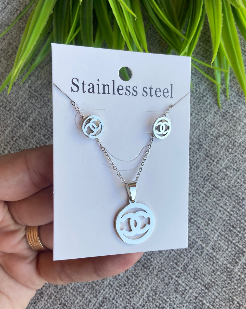 نص طقم  stainless steel ستانلس حلق و سلسلة شكل شانيل لون سيلفر السعر ٣٠