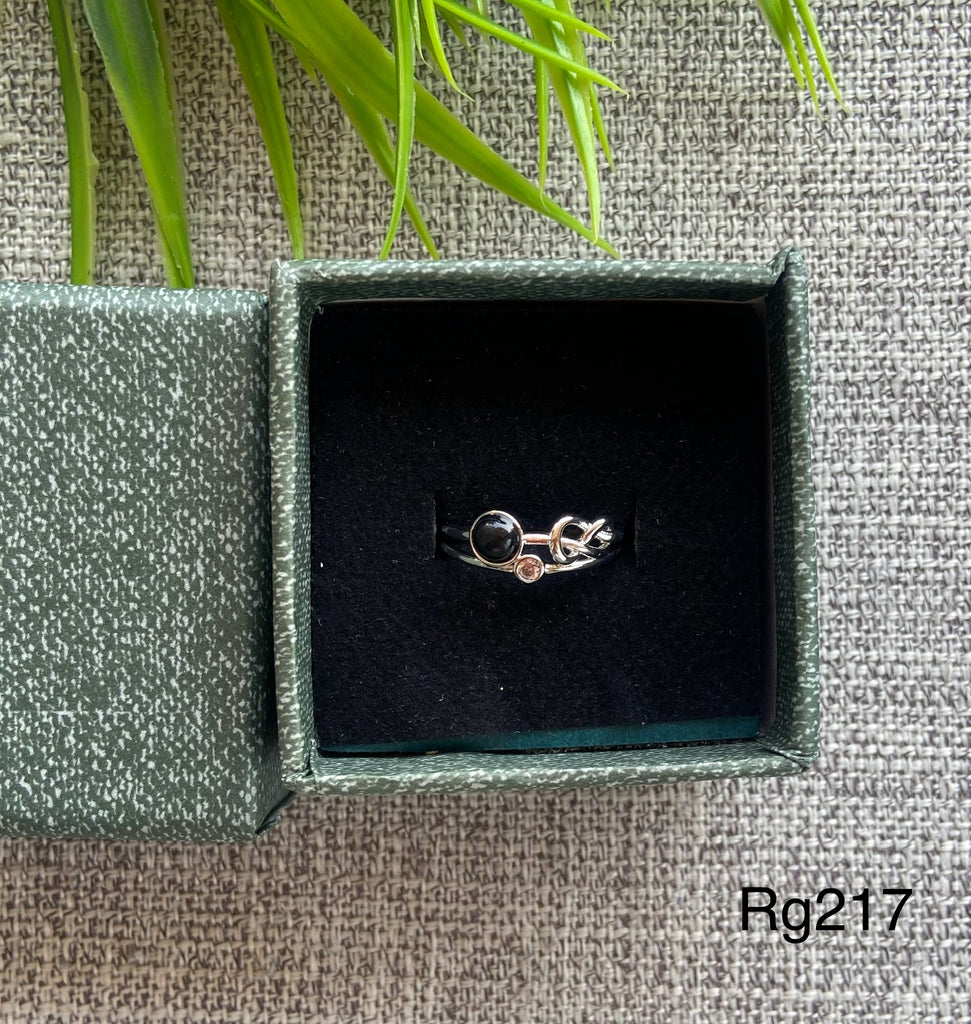 خاتم مقاس ١٧ مش بيغيير لون معاه علبة هدايا السعر ٤٠  (rg217)