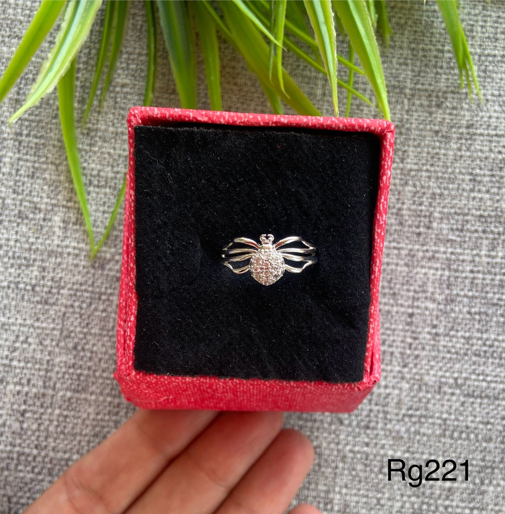 خاتم free size مش بيغيير لون معاه علبة هدايا السعر ٤٠  (rg221)
