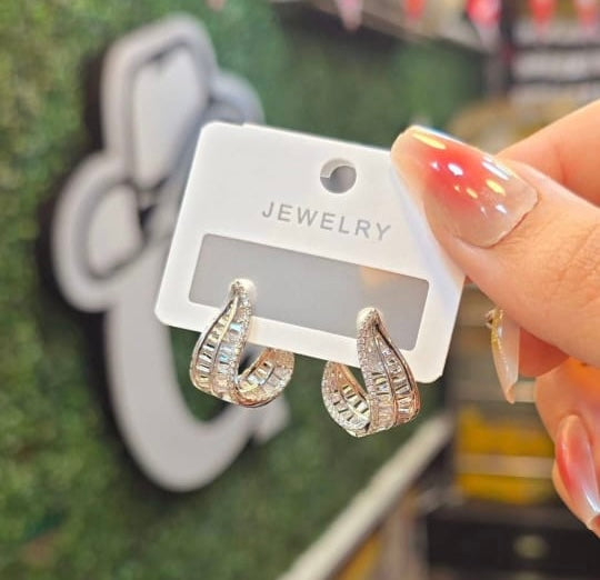 حلق بلاتين فصوص زيركون 💎💖
السعر ١٠٠
