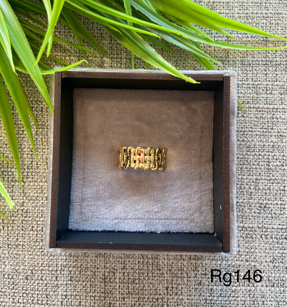 خاتم مش بيغيير لون free size ينفع كل المقاسات السعر ٥٠ (rg146)