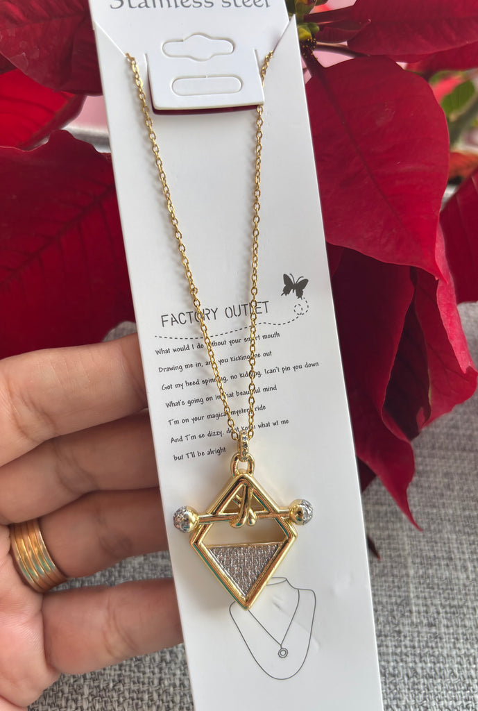 سلسلة stainless steel و دلاية gold plated السعر ٧٥ مثلث