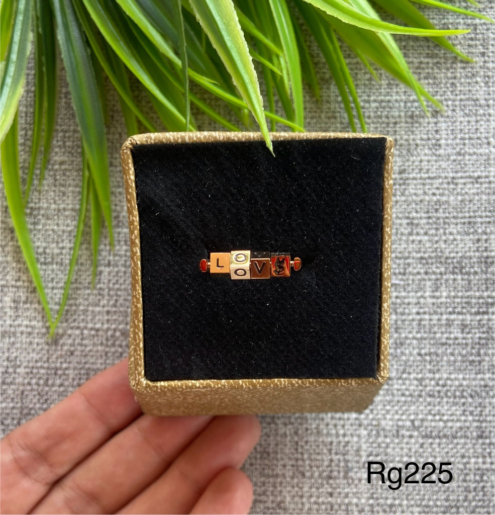 خاتم مش بيغيير لون معاه علبة هدايا مقاس ١٨ السعر ٤٠  (rg225)