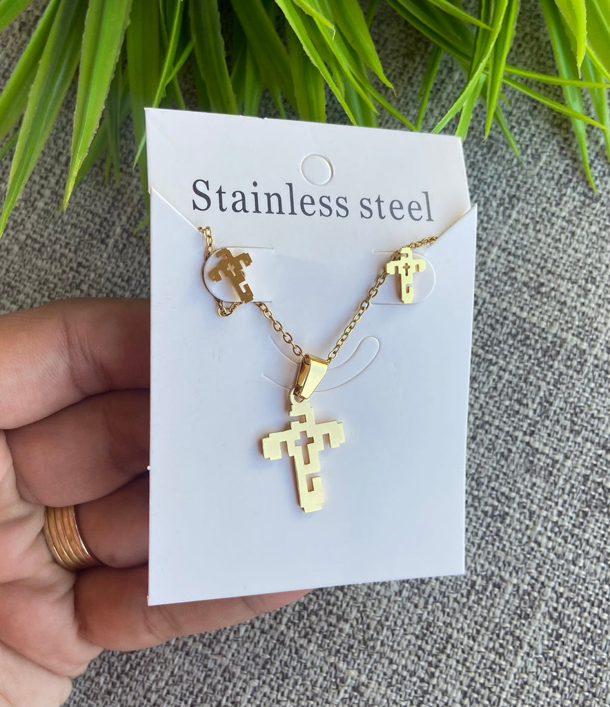 نص طقم  stainless steel ستانلس حلق و سلسلة شكل صليب مفرغ صليب لون دهبي السعر ٣٠