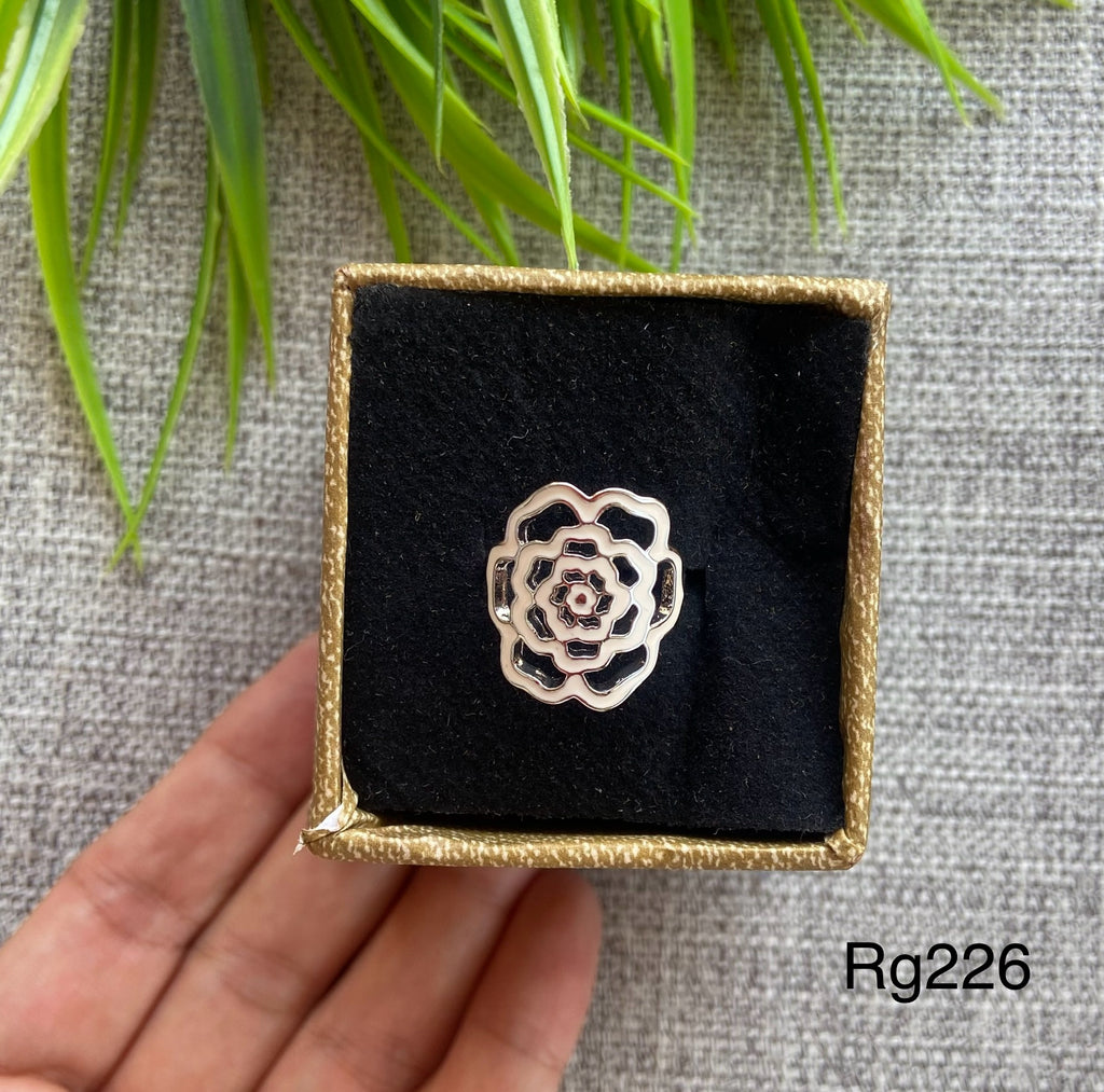 خاتم free size مش بيغيير لون معاه علبة هدايا السعر ٤٠  (rg226)