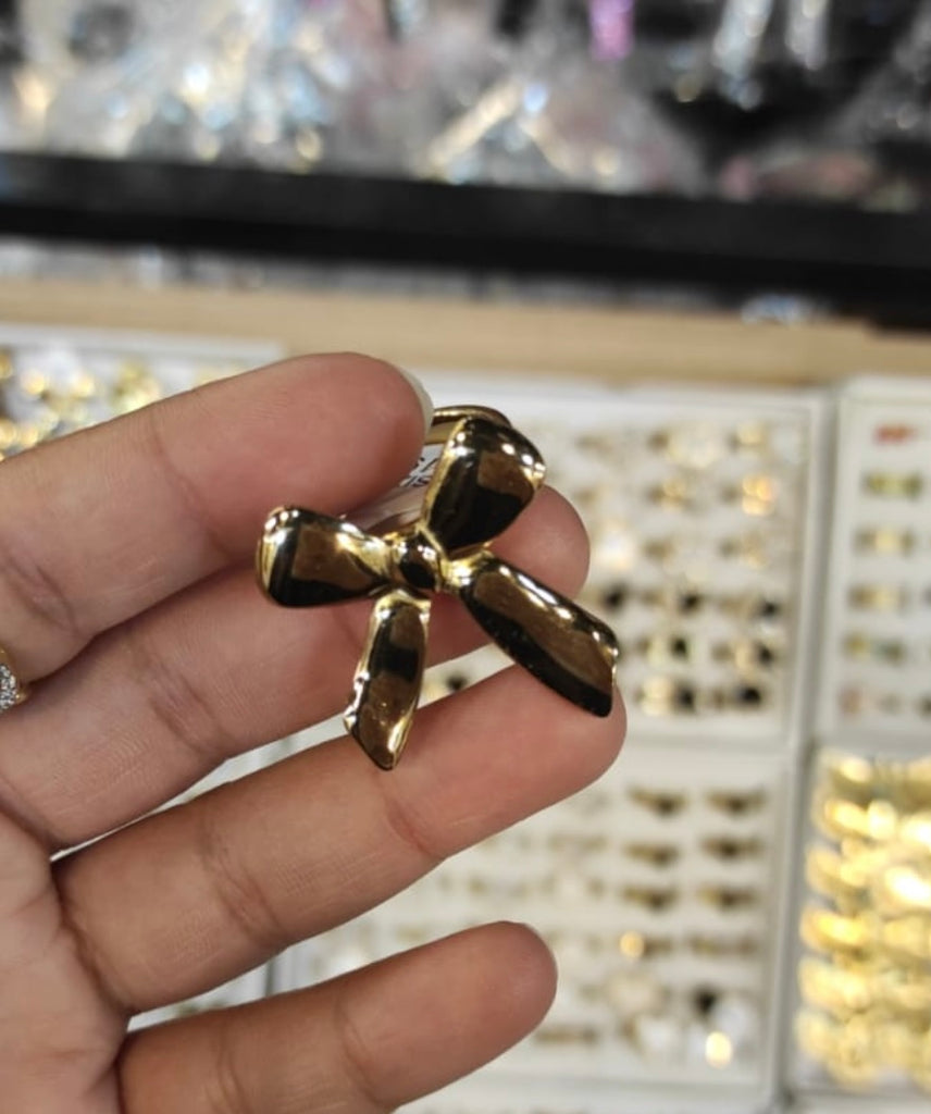 خاتم Stainless_steel✨
مقاس ١٩ 
السعر ١٠ جنية فقط🔥 فيونكة