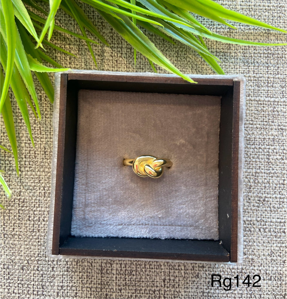 خاتم مش بيغيير لون free size ينفع كل المقاسات السعر ٥٠ (rg142)