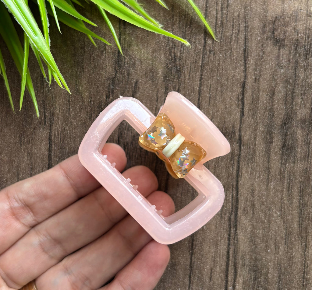 قفاش مستطيل حجم متوسط عليه شكل فيونكة السعر ١٥