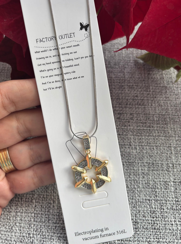 سلسلة stainless steel و دلاية gold plated السعر ٧٥