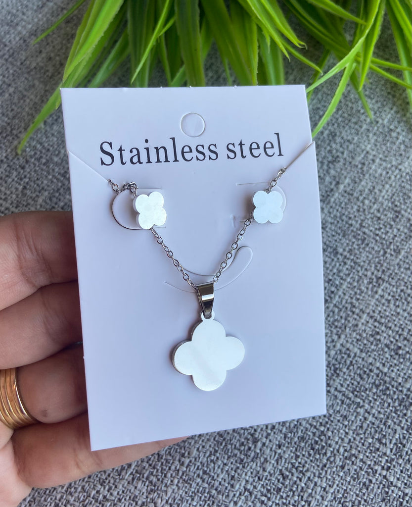 نص طقم  stainless steel ستانلس حلق و سلسلة شكل فان كليف لون سيلفر السعر ٣٠