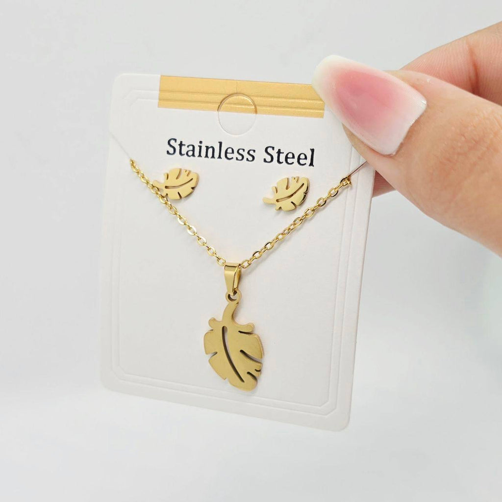 نص طقم ستانليستيل stainless steel 🔥🔥🔥
حلق + سلسلة ريشة

السعر ٣٠🔥