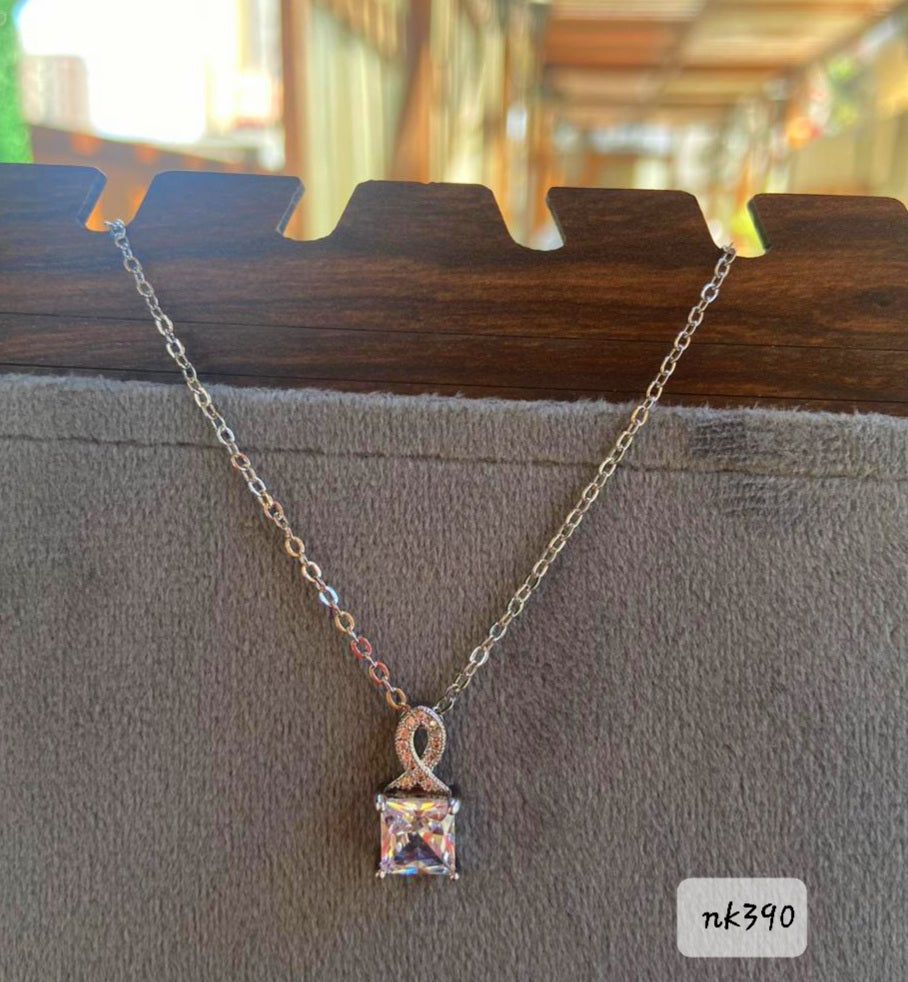 سلسلة قصيرة مش بتغيير لون السعر ٥٠ (nk390)
