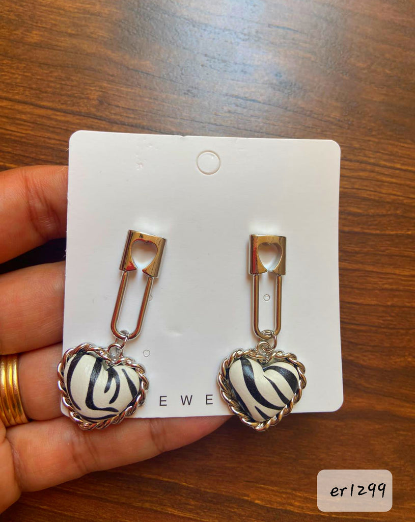 حلق ابيض × اسود السعر ٢٠ (er1299)