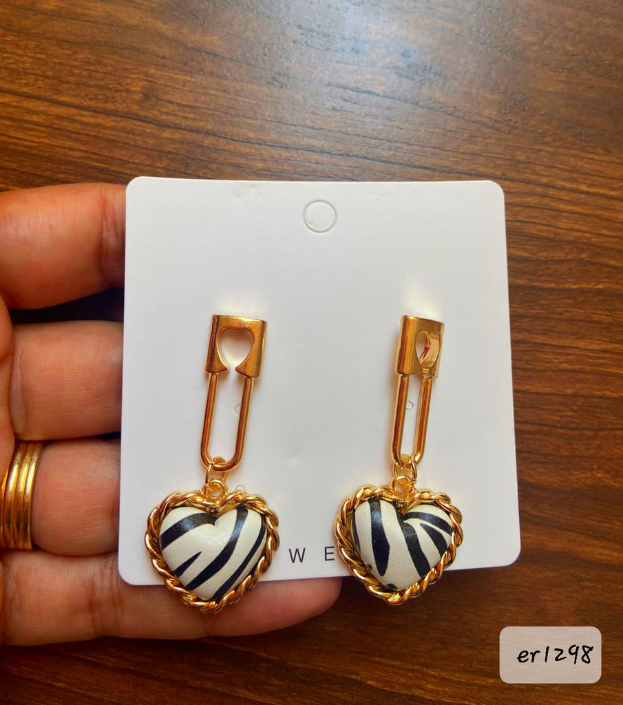 حلق ابيض × اسود السعر ٢٠ (er1298)