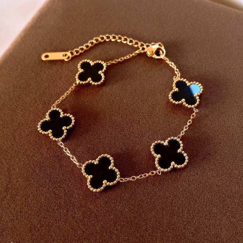 انسيال van cleef بشكلين❤️🔥🔥
ستانليستيل 

السعر ٧٥