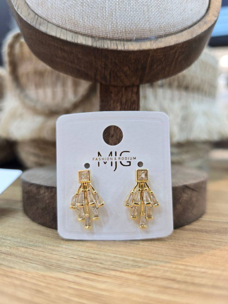 حلق بلاتين✨
السعر ٥٥ 🔥🔥 شجرة دهبي