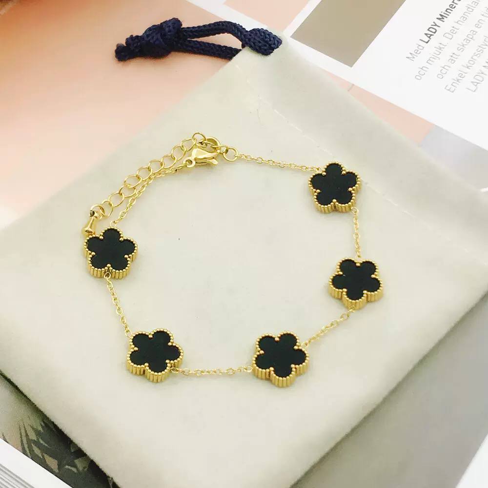 انسيال  ورد van cleef بشكلين❤️🔥🔥
ستانليستيل 

السعر ٧٥
