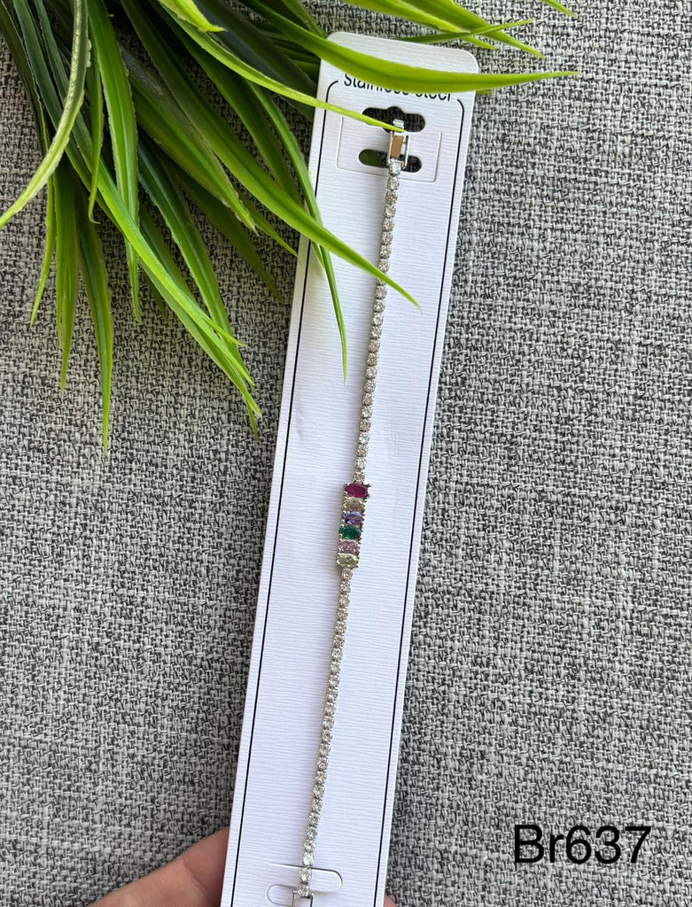 انسيال دهب صيني مطلي بلاتين
فصوص زيركون زي المستخدمة في الدهب
سعر القطعة ١٠٠ (br637)