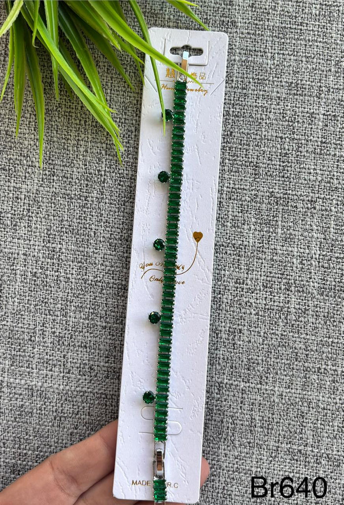 انسيال دهب صيني مطلي بلاتين
فصوص زيركون زي المستخدمة في الدهب
سعر القطعة ١٠٠ (br640)