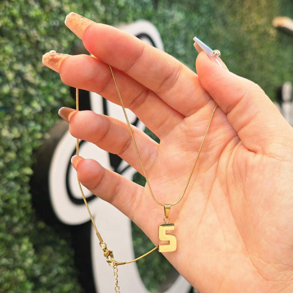 سلسلة حروف بشكل جديد💋✨
ستانليستيل 
متاح حرف S

السعر ٧٥