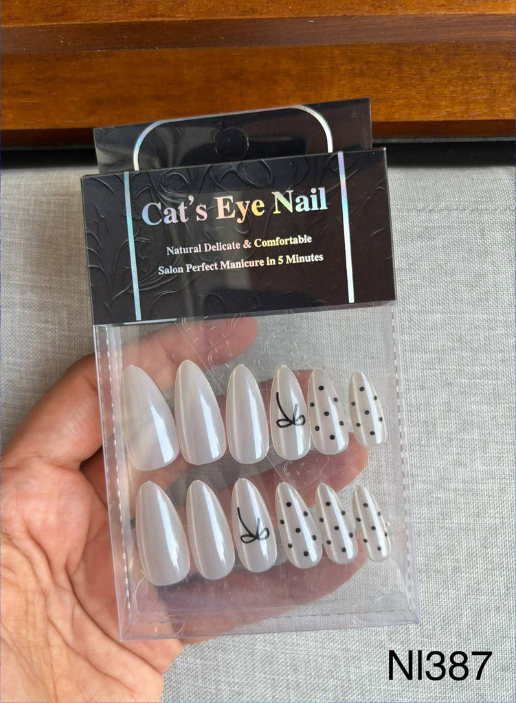 ضوافر ١٢ ضافر almond shape  + لزق سيليكون السعر ٣٠ (nl387)