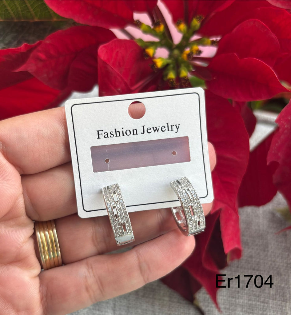 حلق دهب صيني مطلي بلاتين
فصوص زيركون زي المستخدمة في الدهب
سعر القطعة ٧٠ (er1704)