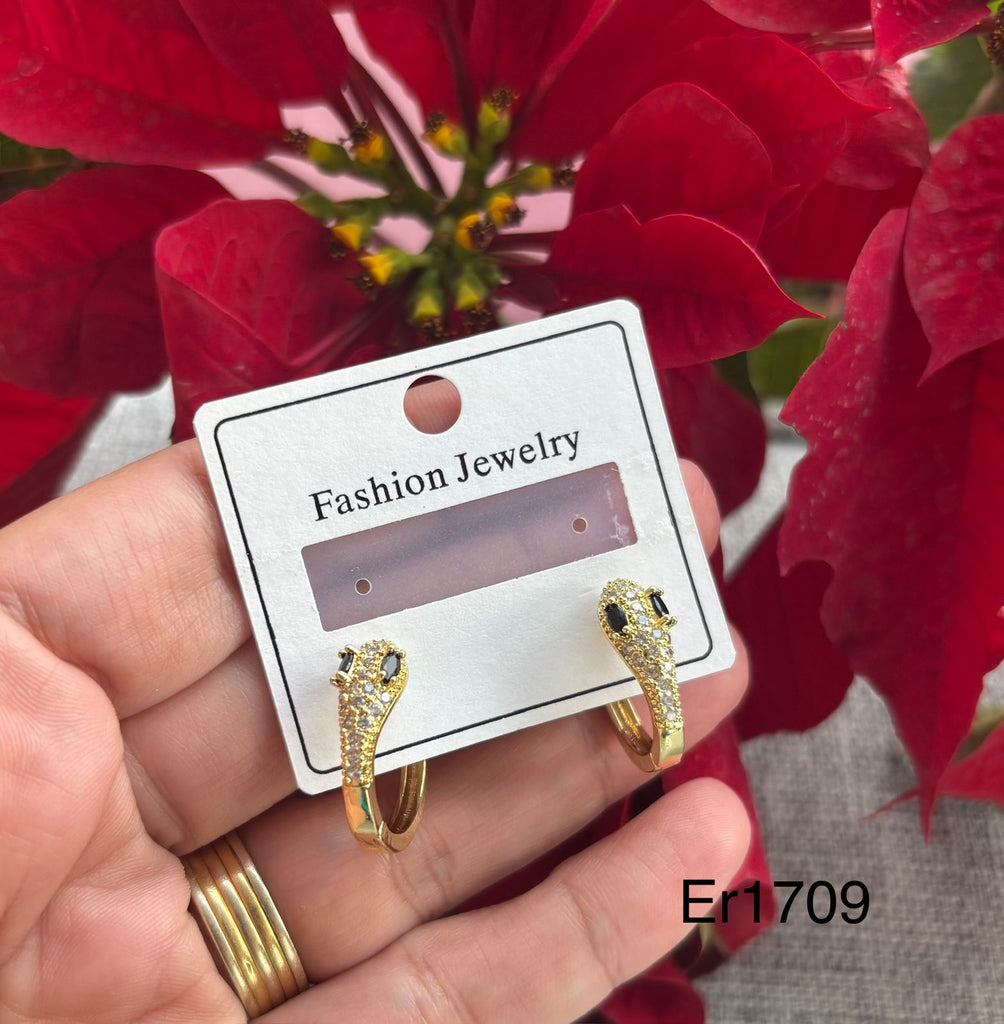 حلق دهب صيني مطلي بلاتين
فصوص زيركون زي المستخدمة في الدهب
سعر القطعة ٧٠ (er1709)