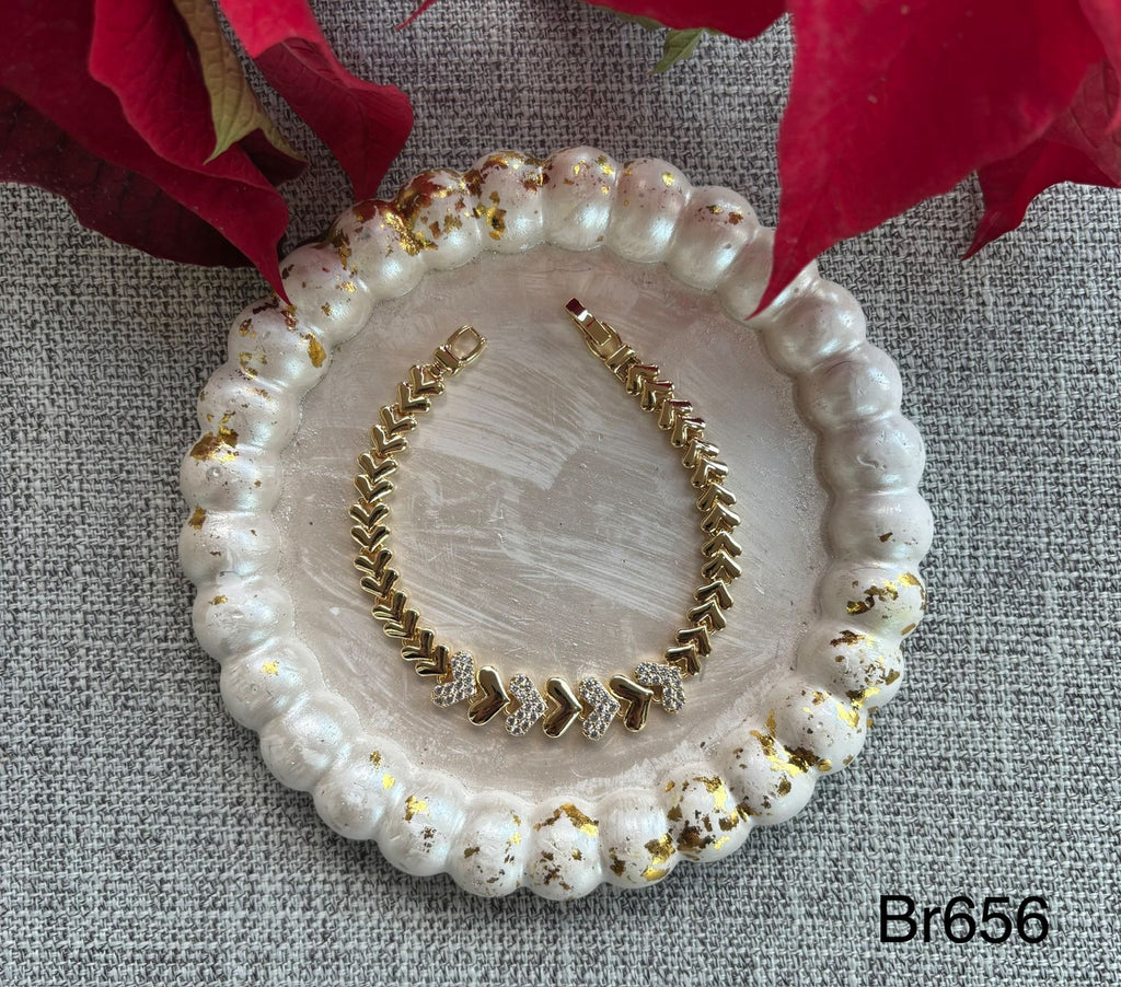 انسيال دهب صيني gold plated
فصوص زيركون زي المستخدمة في الدهب
سعر القطعة ١٠٠ (br656)