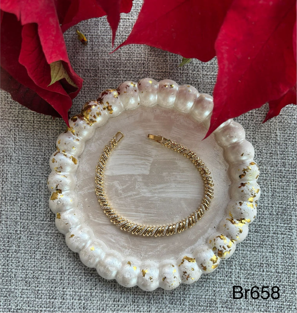 انسيال دهب صيني gold plated
فصوص زيركون زي المستخدمة في الدهب
سعر القطعة ١٠٠ (br658)