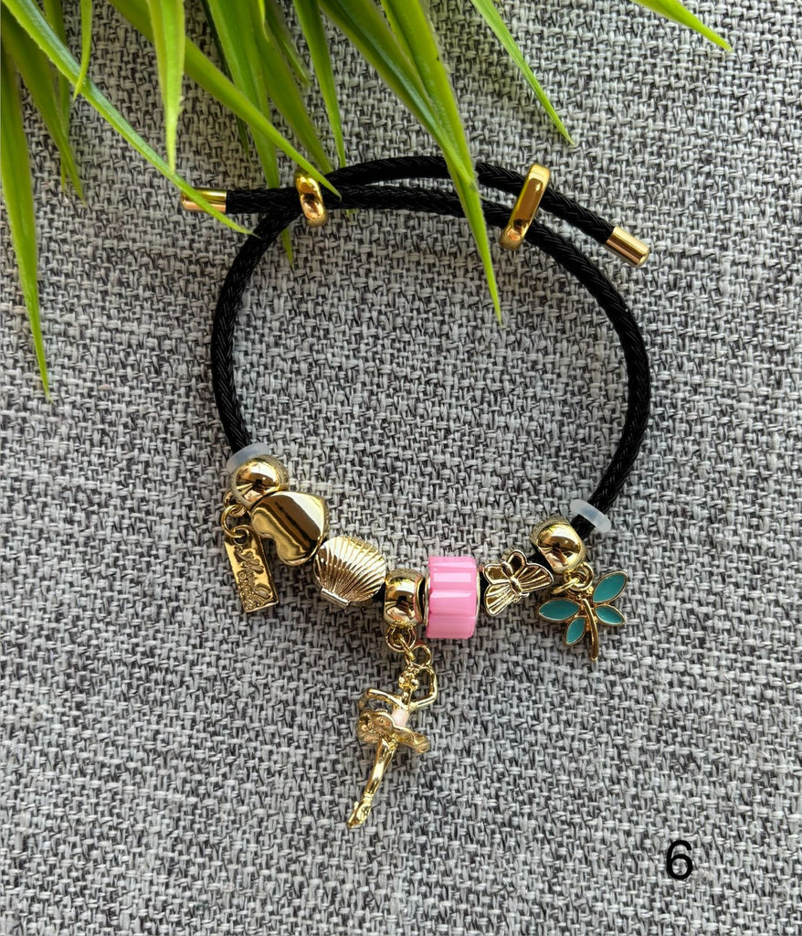 حظاظة الوان 
جلد مش بيقشر
 ألعاب و دلايات gold plated 
تنفع كل المقاسات free size 
السعر ١٢٠ اسود رقم ٦
