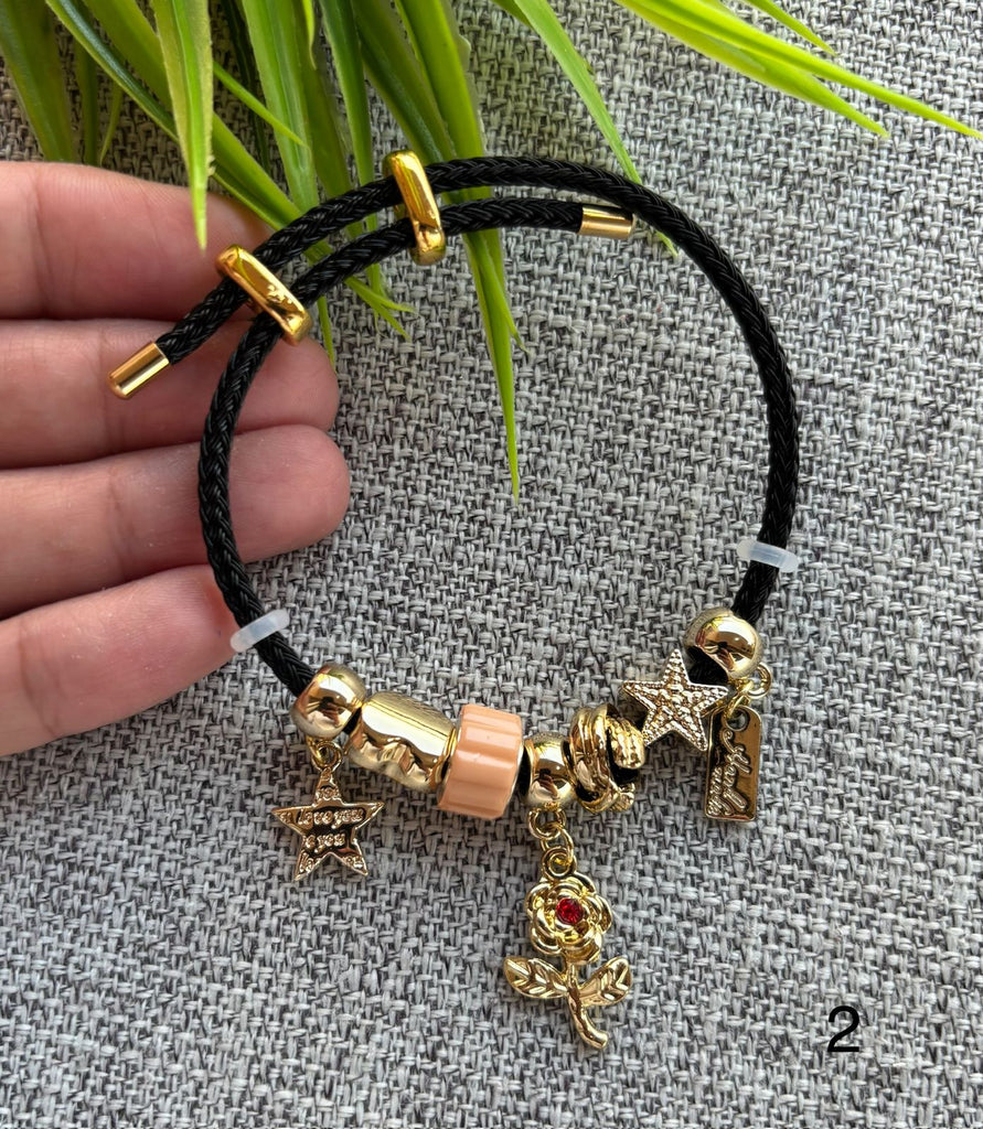 حظاظة الوان 
جلد مش بيقشر
 ألعاب و دلايات gold plated 
تنفع كل المقاسات free size 
السعر ١٢٠ اسود رقم ٢