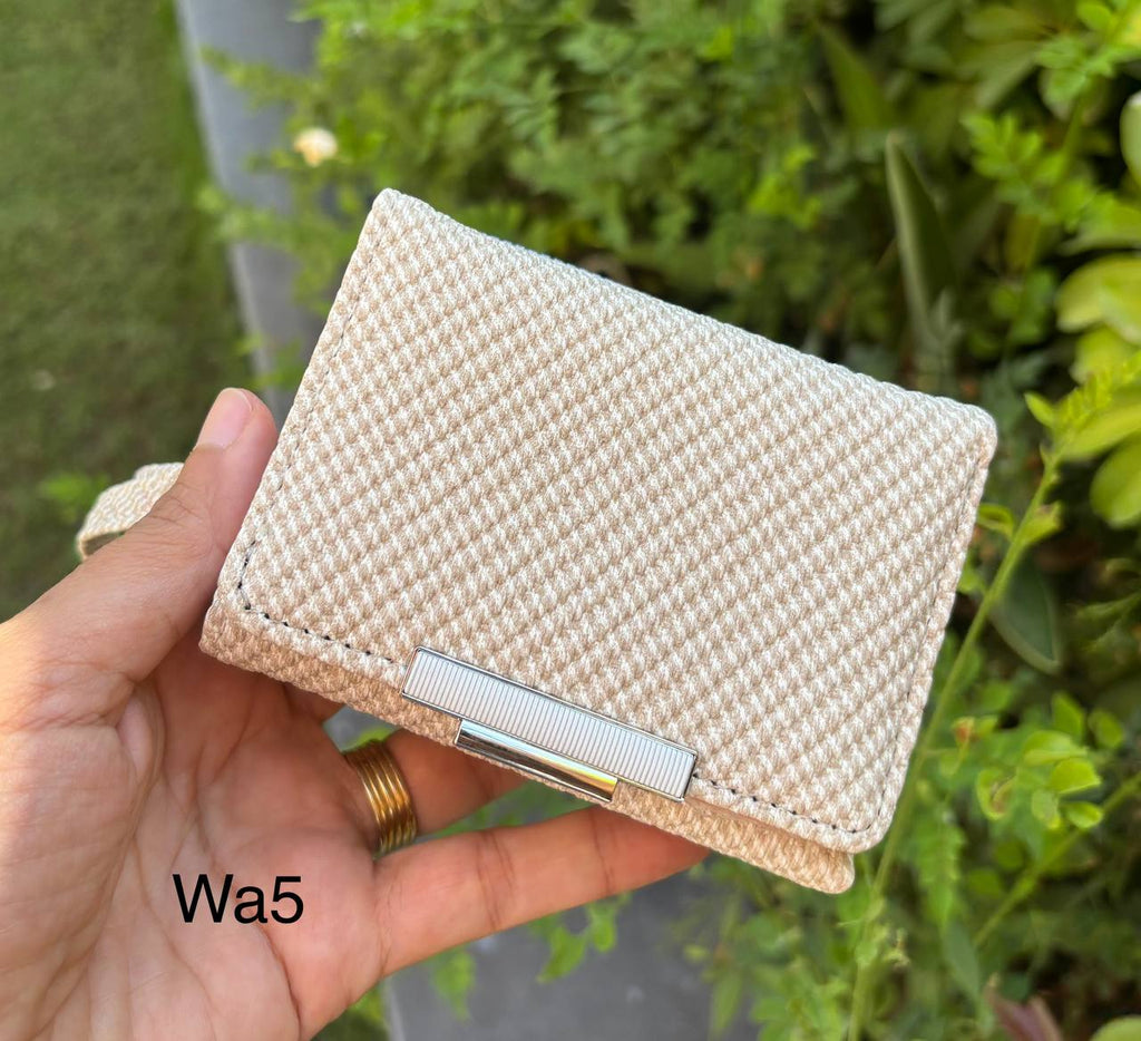 محفظة حريمي سوستة و كبسونة مقاس ١٣×٩ سم السعر ١٥٠ (wa5)