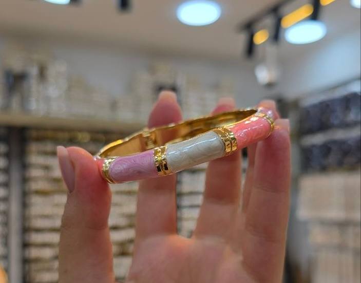 Stainless_steel bracelets ✨
السعر ١٠٠🔥🔥🔥 بيج * روز