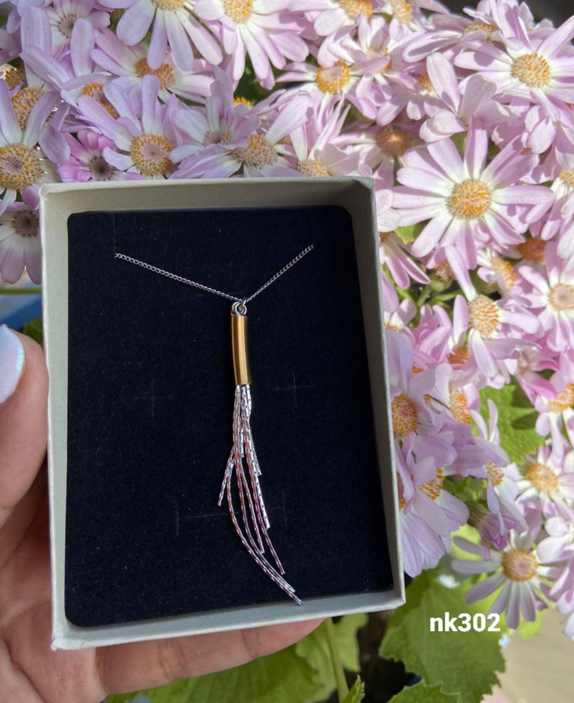 سلسلة قصيرة مش بتغيير لون معاها علبة هدايا السعر ٣٥ (nk302)