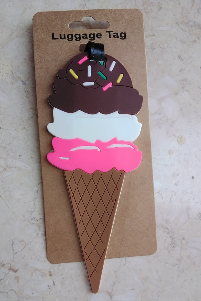 ميداليه علاقه شنطة بيتكتب عليها الاسم و الفصل للاطفال السعر ١٠ بدل ١٥